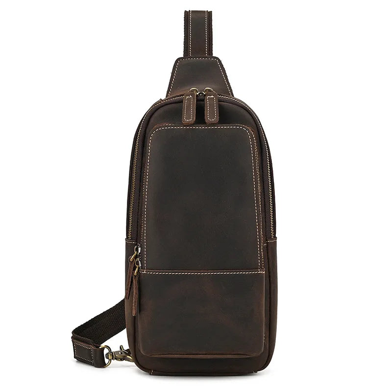 Zaino monospalla in pelle marrone scuro, design elegante e compatto, con cerniere robuste e tracolla regolabile. Ideale per uomo e donna.