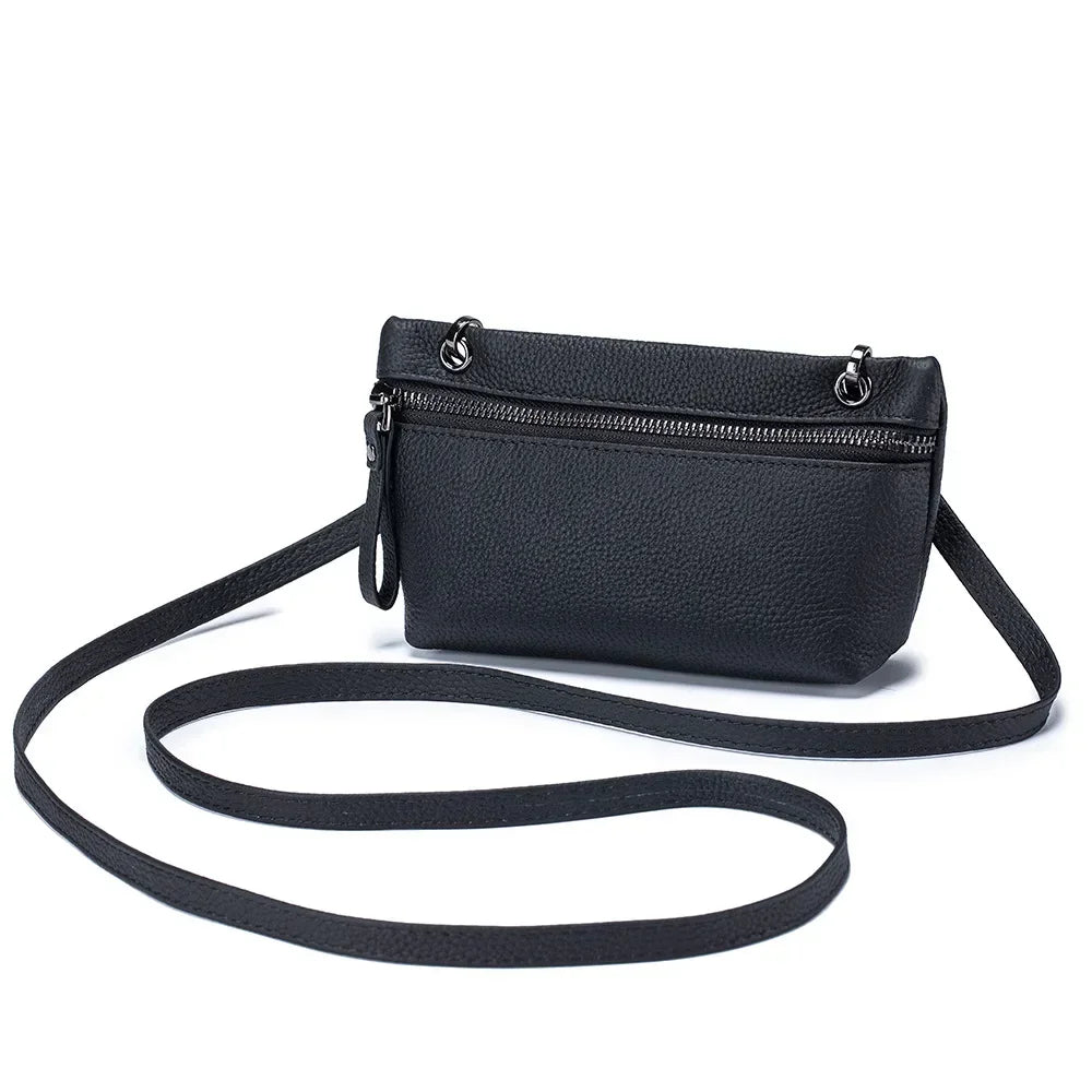 Borsa a tracolla nera in pelle, design elegante con cerniera frontale, ideale per donna. Accessorio moda versatile e pratico per ogni occasione.