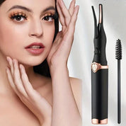 Donna con piegaciglia elettrico nero e oro, design elegante, accanto a spazzolino per ciglia. Strumento bellezza per ciglia perfette.