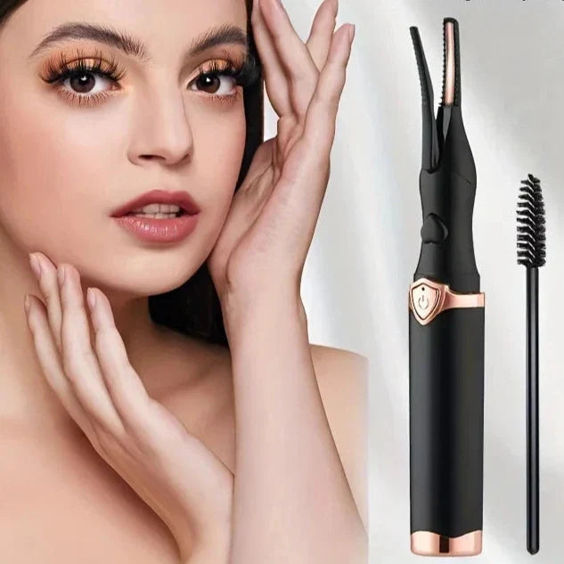 Donna con piegaciglia elettrico nero e oro, design elegante, accanto a spazzolino per ciglia. Strumento bellezza per ciglia perfette.