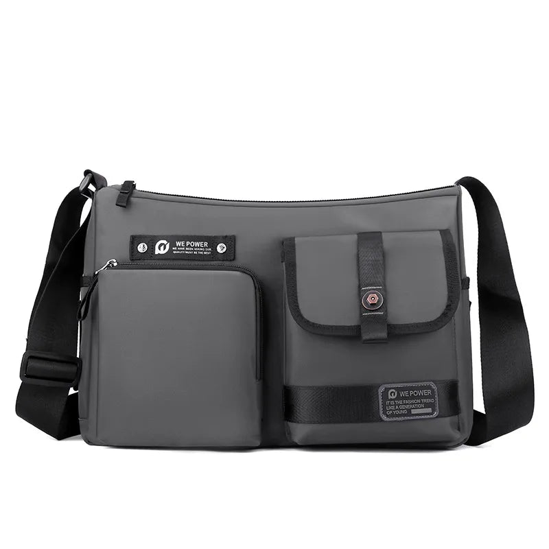 Borsa a tracolla grigia multifunzione con tasche frontali, chiusura a zip, design moderno, ideale per uomo e donna. Accessorio moda pratico e versatile.