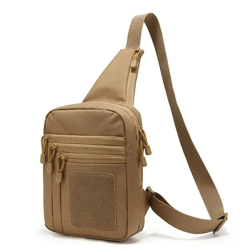 Zaino a tracolla tattico beige, compatto e resistente, con cerniere multiple e spallaccio regolabile. Ideale per escursioni e attività all'aperto.
