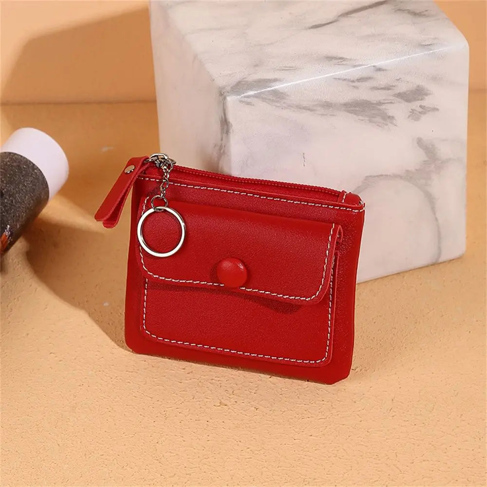 Portafoglio donna in pelle rossa con cerniera e anello portachiavi, design compatto, elegante e pratico, ideale per carte e monete.