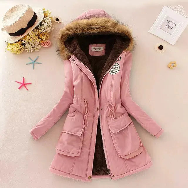 Giacca invernale rosa con cappuccio in pelliccia sintetica, tasche frontali e decorazioni. Perfetta per moda donna autunno-inverno.