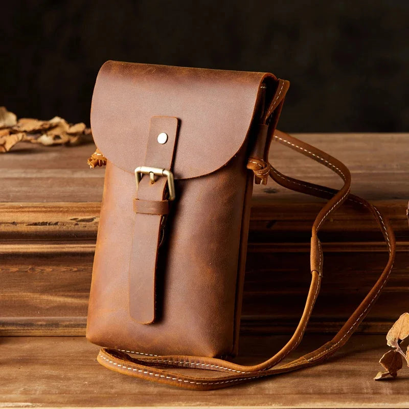 Borsa a tracolla in pelle marrone vintage, design elegante con chiusura a fibbia, ideale per uomo e donna, accessorio moda versatile e resistente.