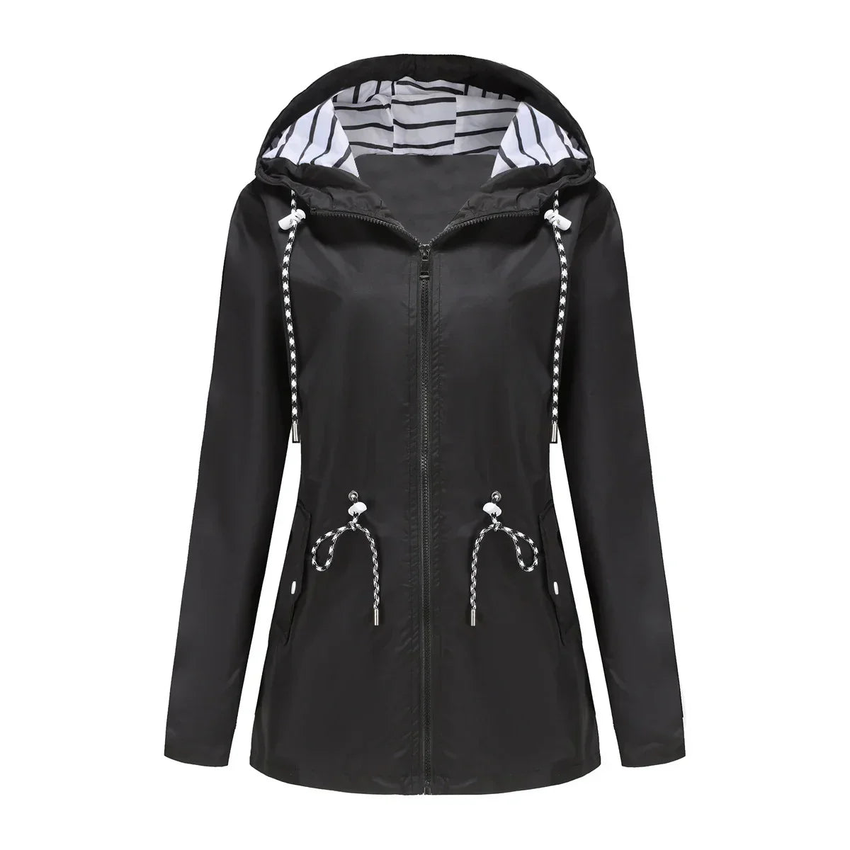 Giacca impermeabile nera da donna con cappuccio, cerniera frontale, coulisse regolabili e fodera a righe. Ideale per pioggia e outdoor.