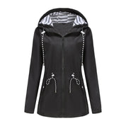 Giacca impermeabile nera da donna con cappuccio, cerniera frontale, coulisse regolabili e fodera a righe. Ideale per pioggia e outdoor.