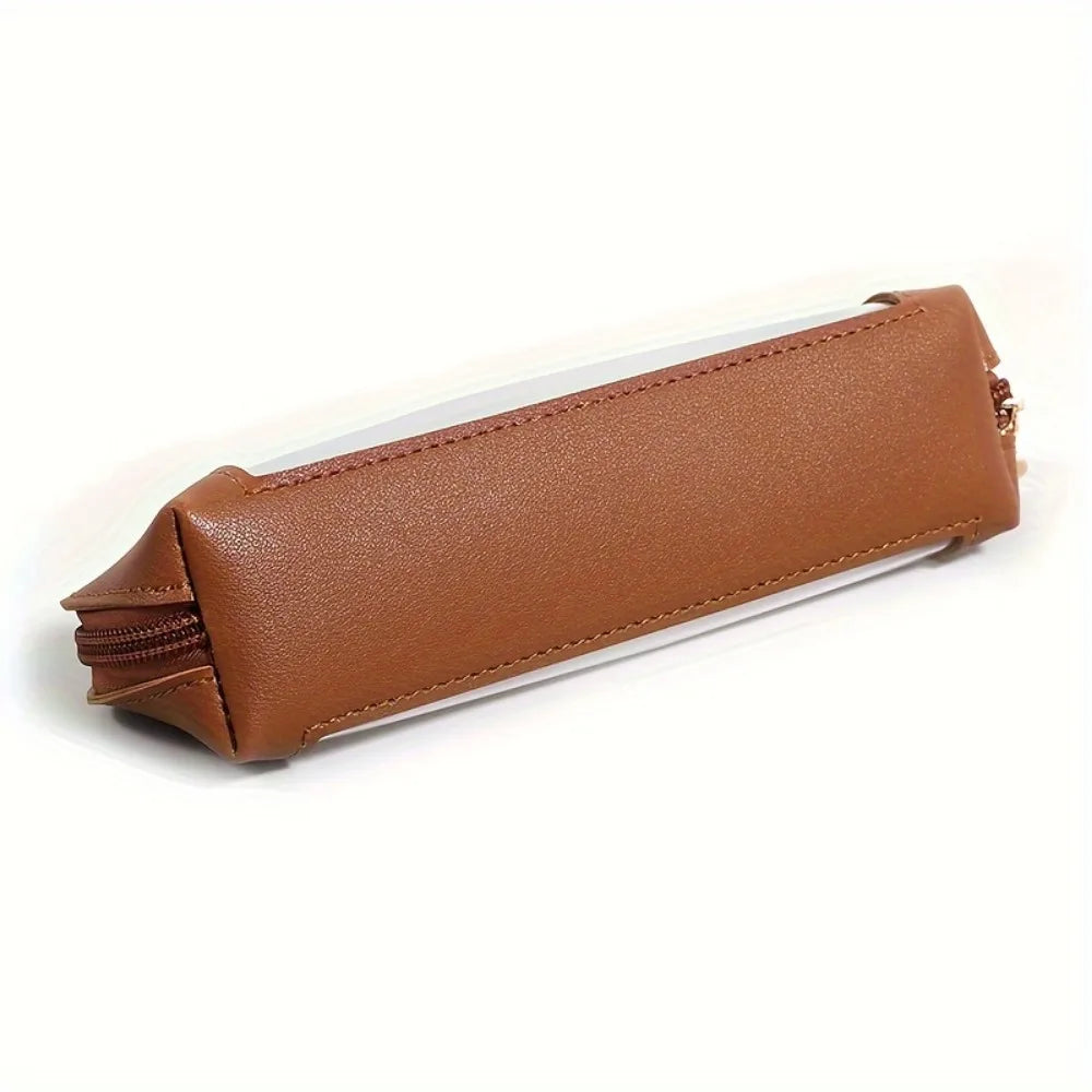 Astuccio portapenne in pelle marrone, design elegante e compatto, ideale per scuola e ufficio. Accessorio di cancelleria di alta qualità.