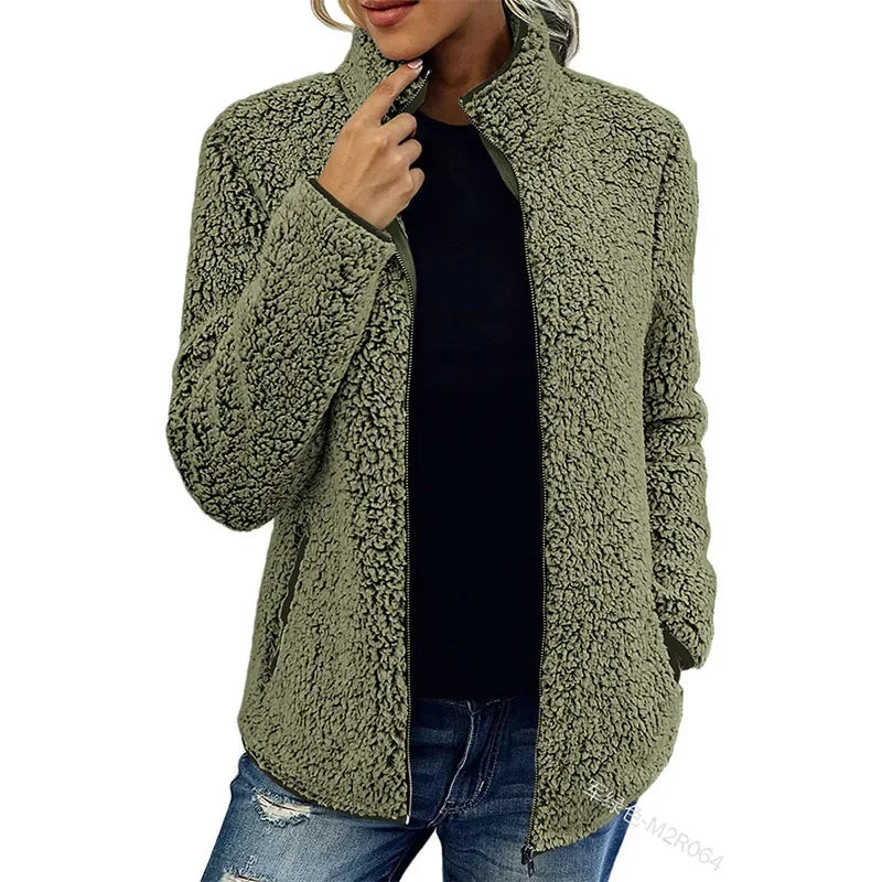 Giacca in pile verde oliva da donna, stile casual, con zip frontale. Ideale per l'autunno e l'inverno, abbinata a jeans strappati.