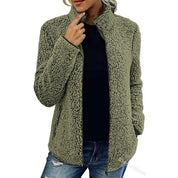 Giacca in pile verde oliva da donna, stile casual, con zip frontale. Ideale per l'autunno e l'inverno, abbinata a jeans strappati.