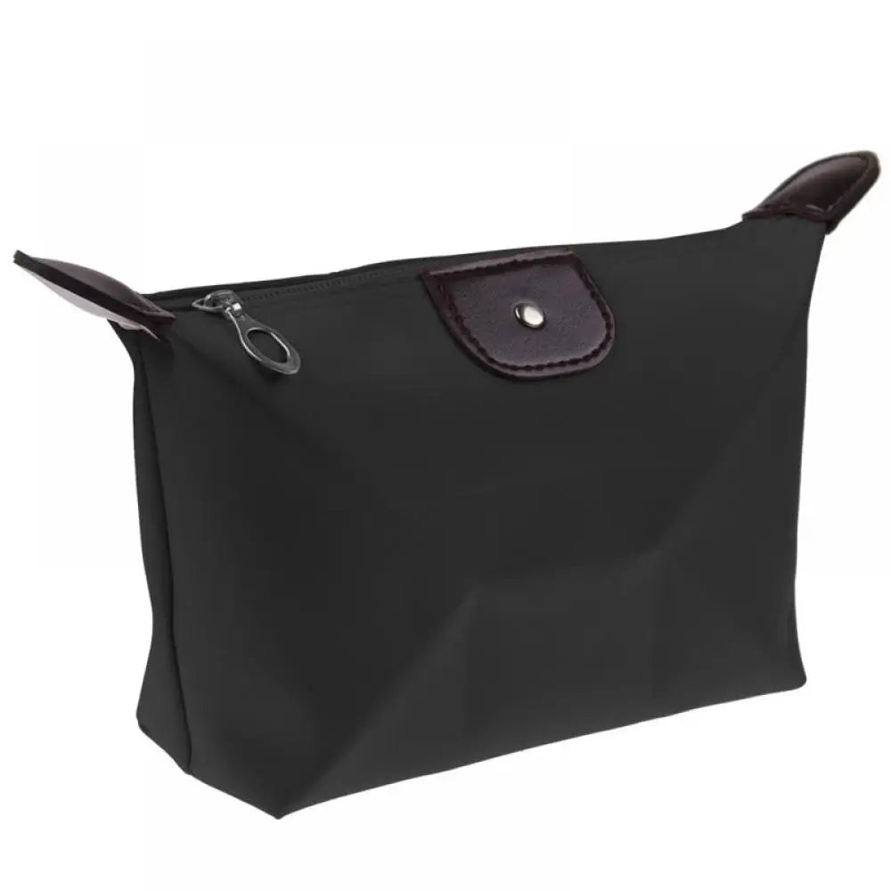 Borsa cosmetica nera in nylon con cerniera e dettagli in pelle marrone, design elegante e pratico, ideale per viaggio e organizzazione trucco.
