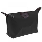 Borsa cosmetica nera in nylon con cerniera e dettagli in pelle marrone, design elegante e pratico, ideale per viaggio e organizzazione trucco.