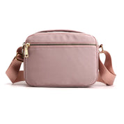 Borsa a tracolla rosa cipria in nylon con cerniera dorata, tasca frontale e tracolla regolabile. Elegante e pratica per uso quotidiano.