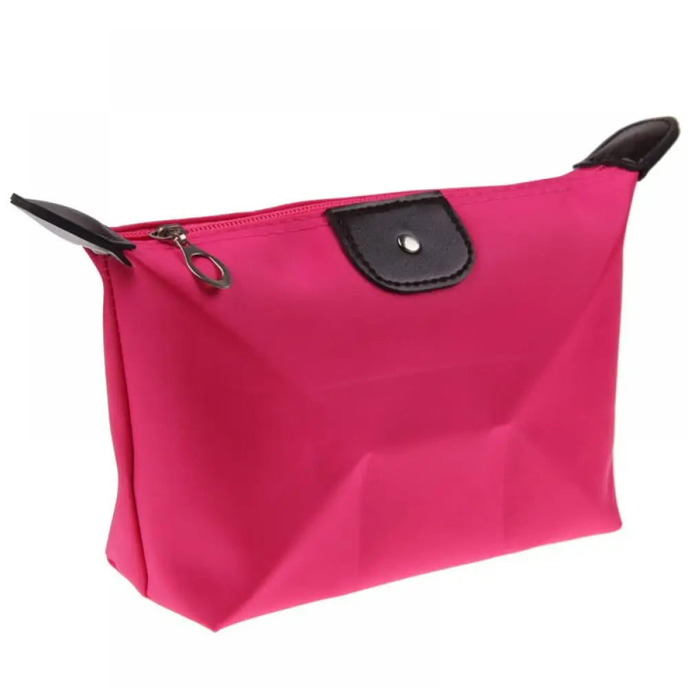 Borsa cosmetica rosa con cerniera, design elegante, dettagli in pelle nera, ideale per trucco e accessori, perfetta per viaggio e uso quotidiano.
