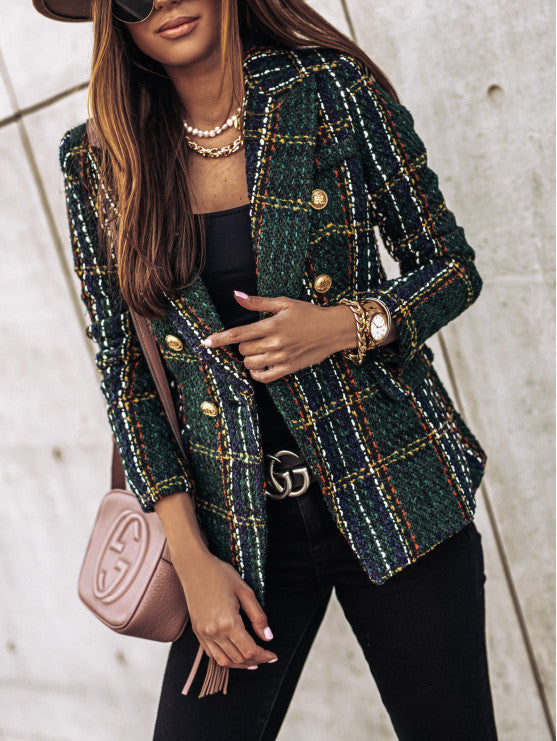 Donna con giacca a quadri verde, bottoni dorati, borsa a tracolla rosa e accessori eleganti. Moda autunnale, stile chic, outfit casual.
