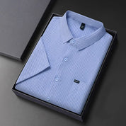 Camicia uomo azzurra a righe sottili, confezionata in elegante scatola regalo. Ideale per abbigliamento formale e casual. Tessuto di qualità.