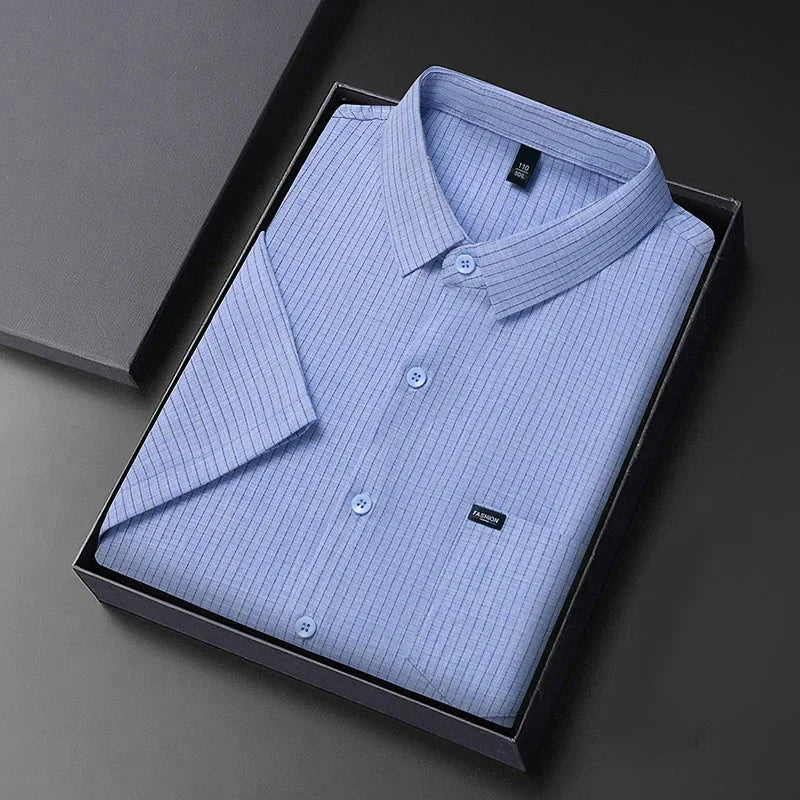 Camicia uomo azzurra a righe sottili, confezionata in elegante scatola regalo. Ideale per abbigliamento formale e casual. Tessuto di qualità.