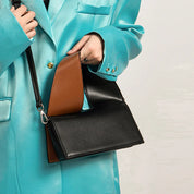 Giacca turchese elegante con borsa a tracolla in pelle nera e marrone, design moderno, moda donna, accessori di lusso, tendenze 2023.