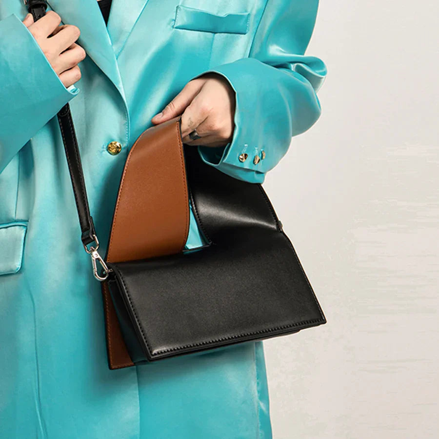 Giacca turchese elegante con borsa a tracolla in pelle nera e marrone, design moderno, moda donna, accessori di lusso, tendenze 2023.