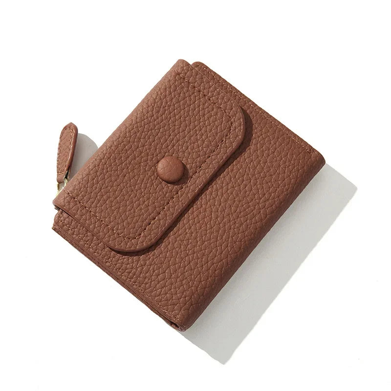 Portafoglio in pelle marrone con chiusura a bottone, design compatto, ideale per uomo e donna. Accessorio elegante e funzionale per ogni occasione.