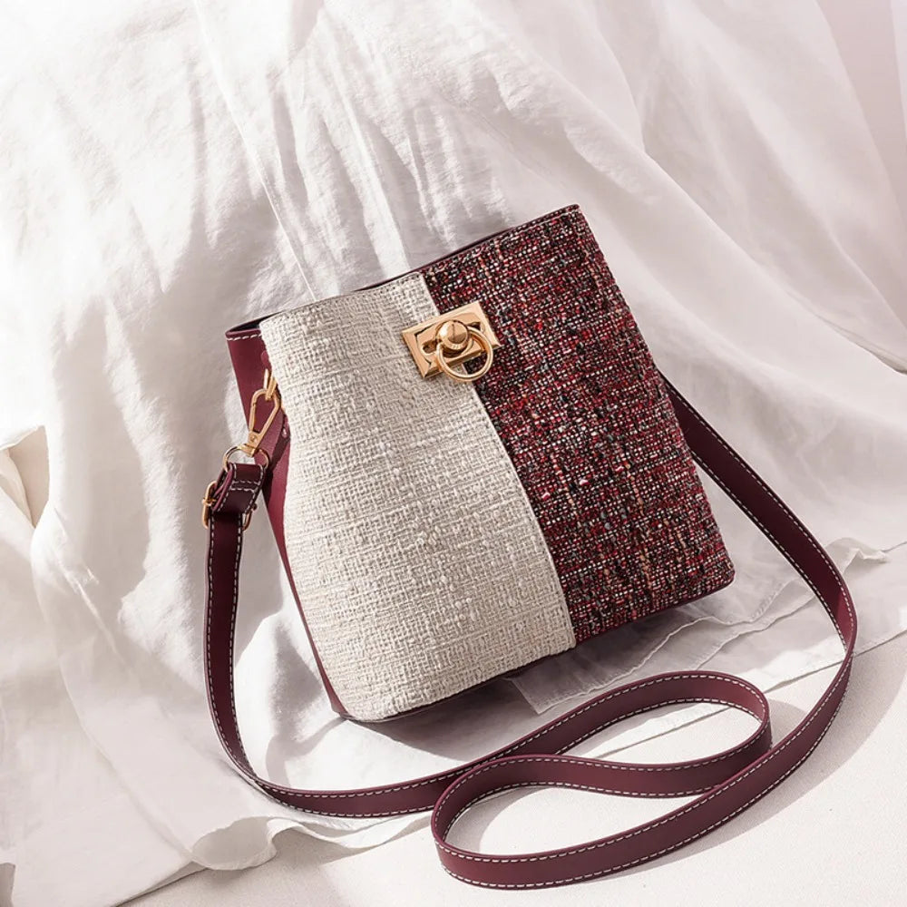 Borsa a tracolla elegante in tessuto bicolore, bianco e rosso, con chiusura dorata. Accessorio moda donna, stile casual chic.