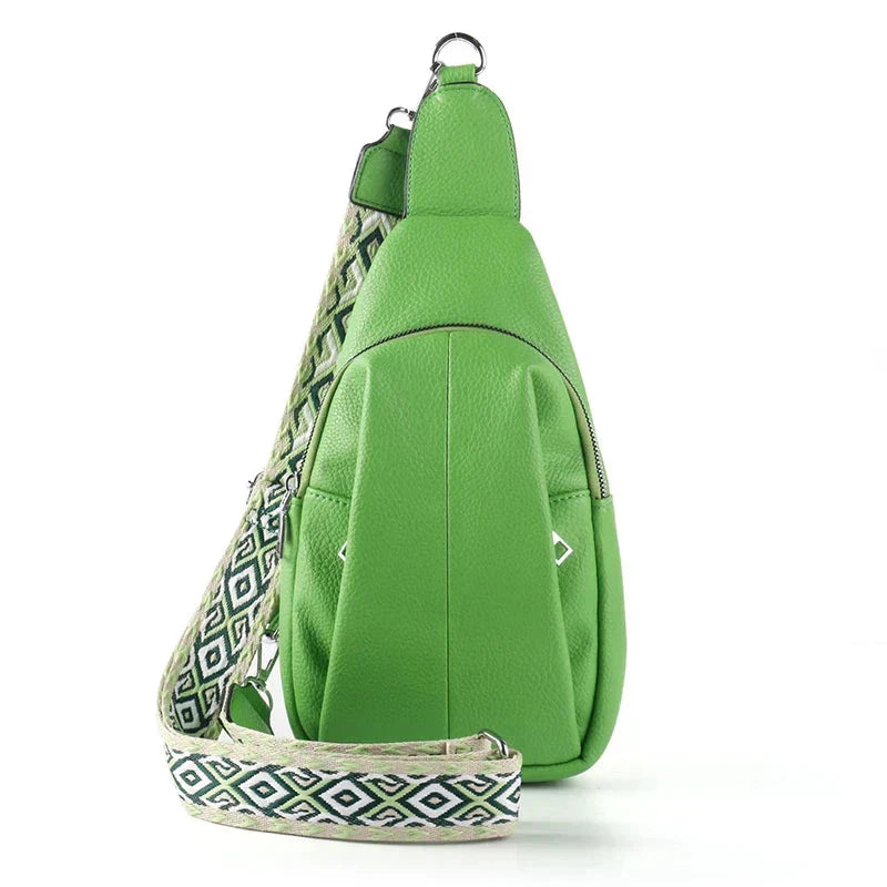 Zaino monospalla verde in pelle con tracolla regolabile a motivo geometrico. Design moderno, ideale per moda urbana e viaggi.