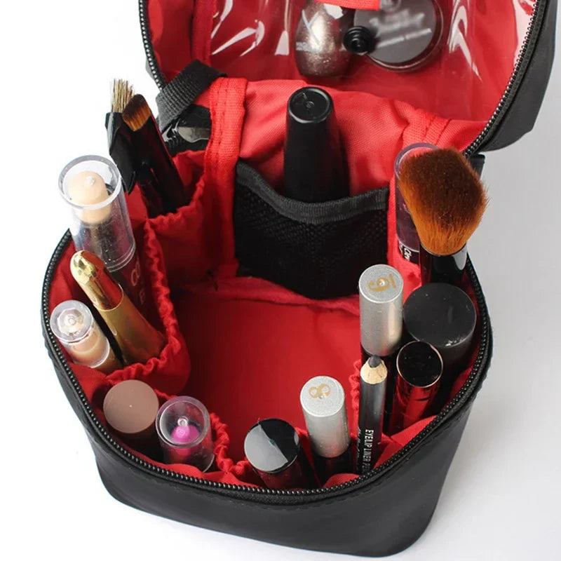 Borsa trucco nera aperta con interno rosso, contenente pennelli, rossetti e cosmetici vari. Organizzatore make-up compatto e portatile.
