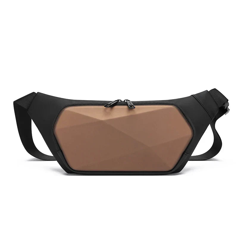 Marsupio geometrico nero e marrone, design moderno, con cerniera centrale e tracolla regolabile. Accessorio moda unisex, pratico e versatile.