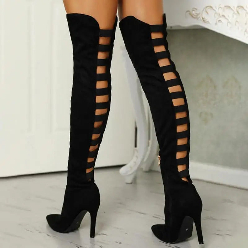 Stivali alti neri con tacchi a spillo e design a gabbia, moda donna, eleganti e sexy, perfetti per serate e occasioni speciali.