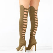 Stivali alti sopra il ginocchio in camoscio marrone con tacchi a spillo e dettagli a strisce laterali, moda donna elegante e trendy.