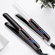 Due piastre per capelli professionali, una nera e una bianca, con display digitale a LED, su sfondo bianco. Design elegante e moderno.