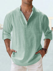 Camicia uomo verde menta in lino, maniche lunghe arrotolate, scollo a V con bottoni, stile casual estivo. Perfetta per look eleganti e rilassati.