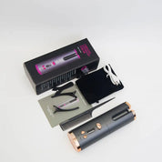 Arricciacapelli automatico senza fili con accessori: pettine, pinze, cavo USB e custodia. Design moderno, ideale per styling capelli professionale.