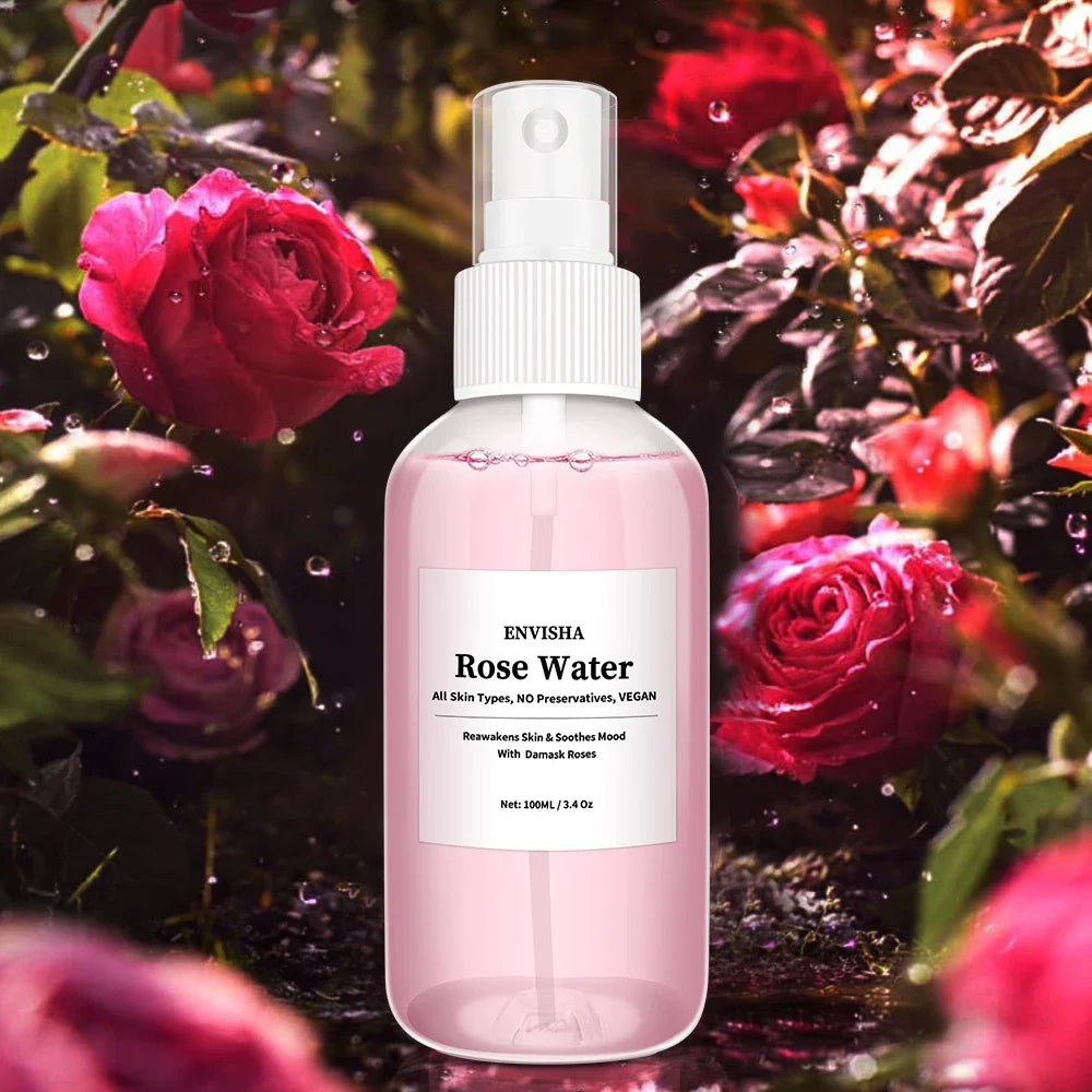 Bottiglia spray di acqua di rose Envisha, 100ml, per tutti i tipi di pelle, senza conservanti, vegana, con rose danesi, tra fiori rosa.