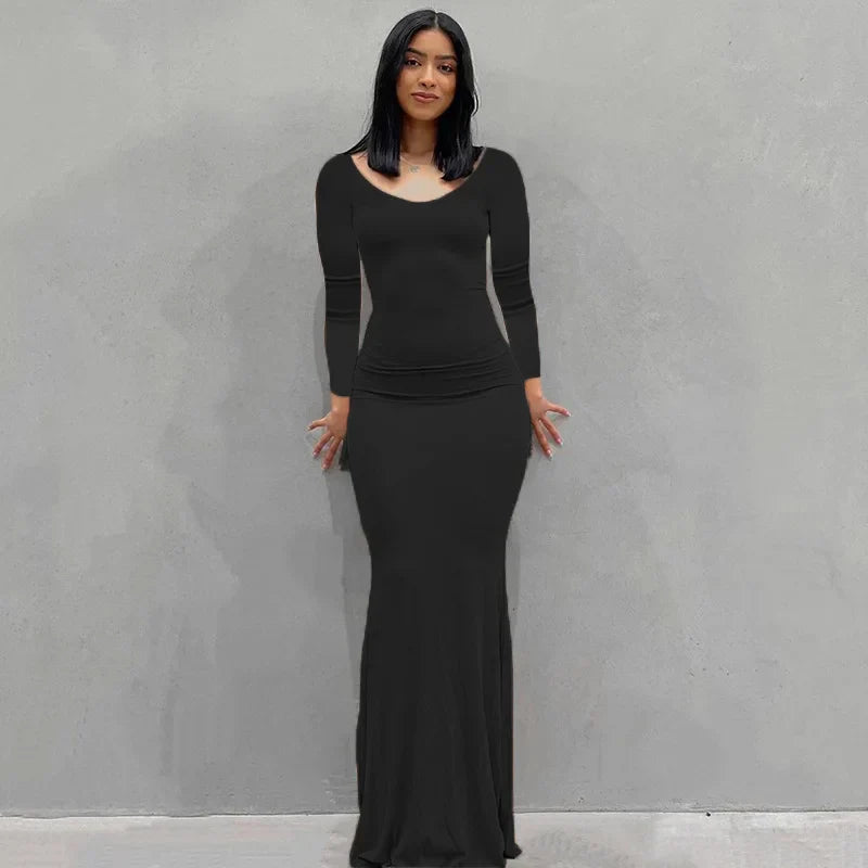 Abito lungo nero elegante da donna, maniche lunghe, scollo a V, adatto per eventi formali e serate. Moda femminile, abbigliamento chic.