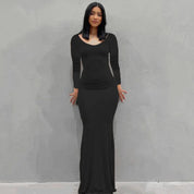 Abito lungo nero elegante da donna, maniche lunghe, scollo a V, adatto per eventi formali e serate. Moda femminile, abbigliamento chic.