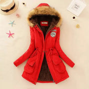 Giacca invernale rossa con cappuccio in pelliccia sintetica, tasche frontali e dettagli ricamati. Moda donna, abbigliamento caldo, stile casual.