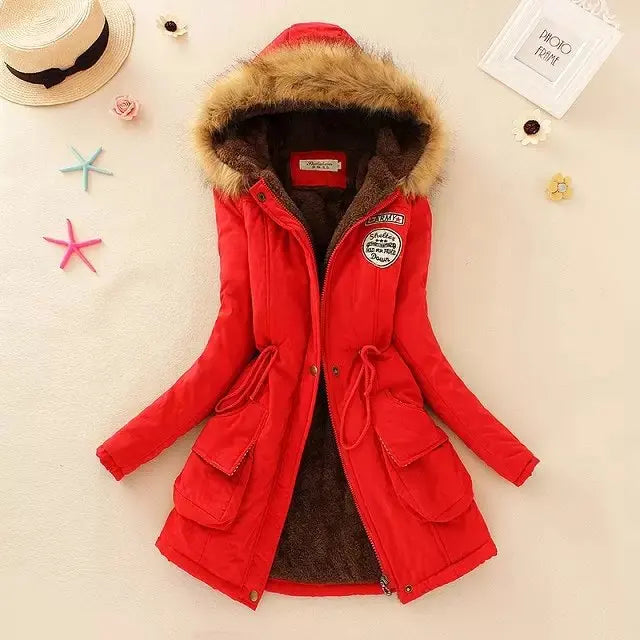 Giacca invernale rossa con cappuccio in pelliccia sintetica, tasche frontali e dettagli ricamati. Moda donna, abbigliamento caldo, stile casual.