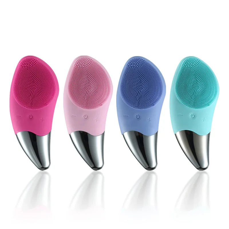 Quattro spazzole per pulizia viso in silicone colorate, con design ergonomico e pulsanti di controllo, ideali per skincare e bellezza quotidiana.