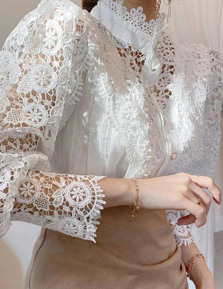 Blusa bianca in pizzo floreale, maniche lunghe, colletto alto, elegante e raffinata, perfetta per occasioni formali e moda femminile.
