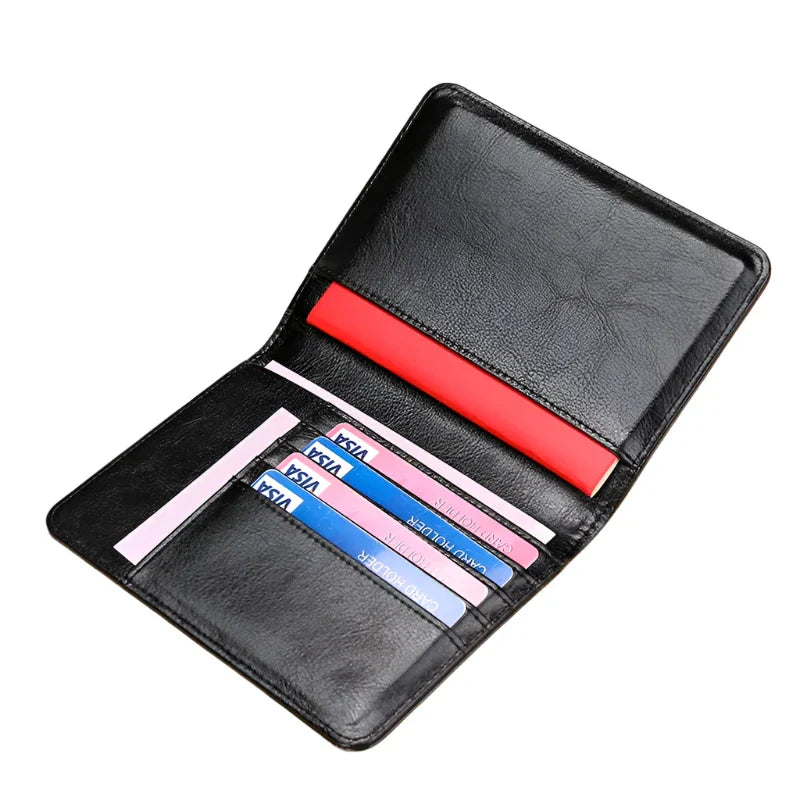 Portafoglio in pelle nera aperto con scomparti per carte di credito e banconote, design elegante e funzionale, accessorio moda uomo e donna.