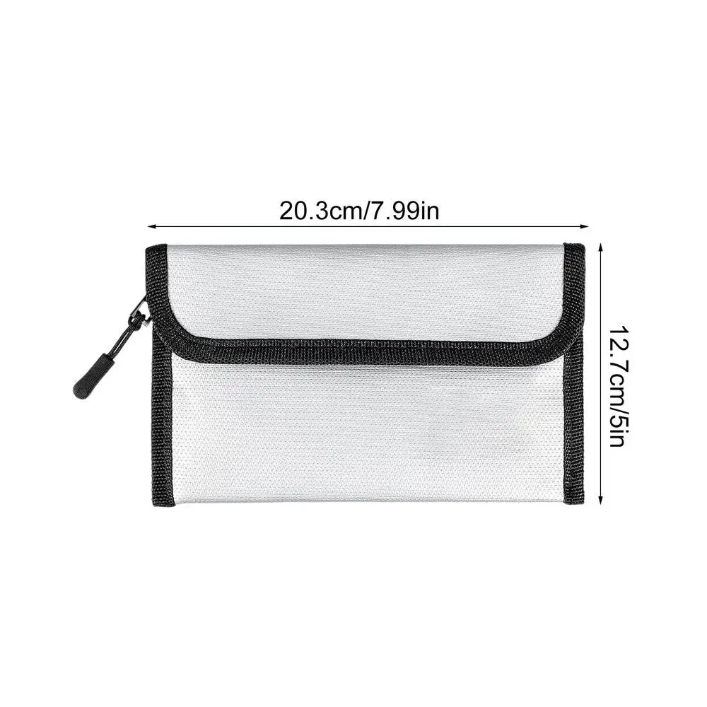Portafoglio bianco in tessuto con cerniera nera, dimensioni 20,3x12,7 cm, ideale per organizzare documenti e denaro. Accessorio pratico e leggero.