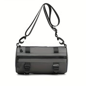 Borsa a tracolla cilindrica nera in pelle sintetica, con cerniere multiple e cinturino regolabile. Design moderno e versatile per uomo e donna.