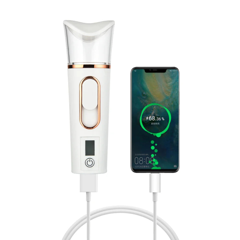 Umidificatore portatile bianco con display digitale, collegato a smartphone tramite cavo USB. Design moderno, ideale per idratazione viso.