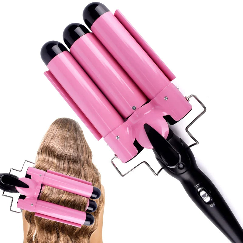 Ferro arricciacapelli triplo rosa, strumento styling capelli, onde morbide, manico ergonomico nero, ideale per acconciature professionali.