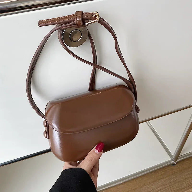 Borsa a tracolla in pelle marrone, design elegante e compatto, chiusura a patta, ideale per moda donna, accessorio versatile e chic.