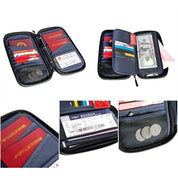 Portafoglio organizer da viaggio in pelle nera con cerniera, scomparti per carte di credito, banconote, monete e documenti. Accessorio pratico e compatto.