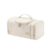 Borsa da viaggio beige con manico, design rettangolare, doppia cerniera, ideale per organizzare accessori e cosmetici. Perfetta per viaggi.