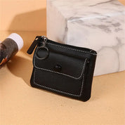Portamonete in pelle nera con cerniera e anello portachiavi, design elegante, cuciture bianche, ideale per uomo e donna, accessorio moda.
