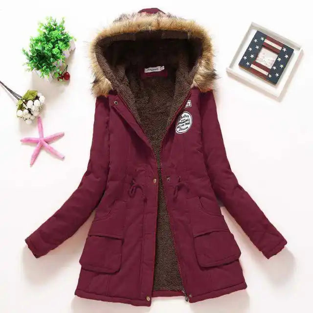 Giacca invernale donna bordeaux con cappuccio foderato in pelliccia sintetica, tasche frontali, decorazioni patch. Elegante e calda per l'inverno.